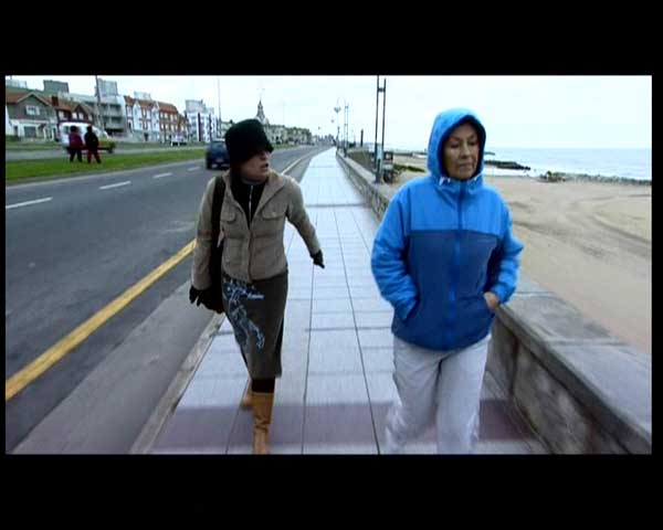Lupe y su madre caminando