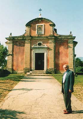Gerardo Vacana ante el Santuario de San Gerardo en Gallinaro.