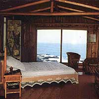 Casa de Isla Negra. Dormitorio. Fotograf&iacute;a de Hilde Krassa.